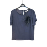 Load image into Gallery viewer, Blusa con spilla di piume