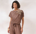Load image into Gallery viewer, Blusa con spilla di piume