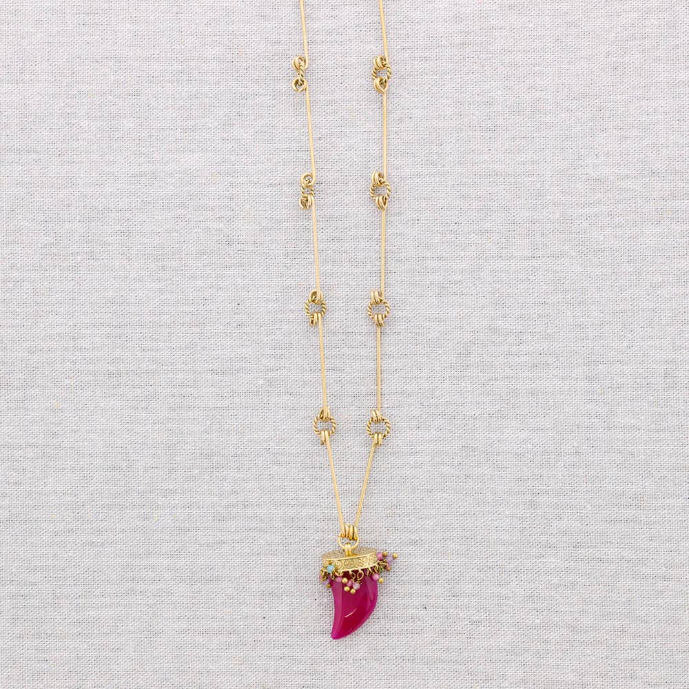 Collana lunga con ciondolo in corno di pietra