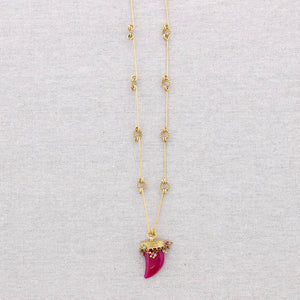 Collana lunga con ciondolo in corno di pietra