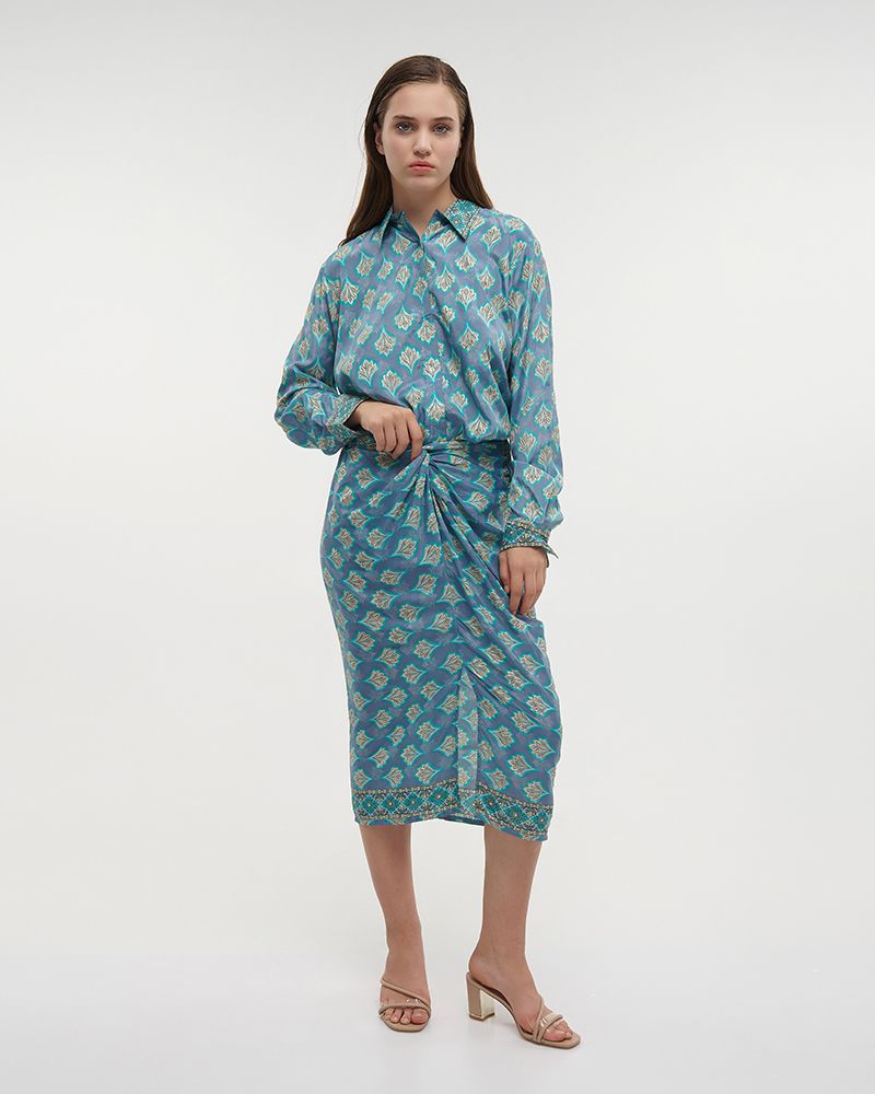 Camicia con cravatta stampata