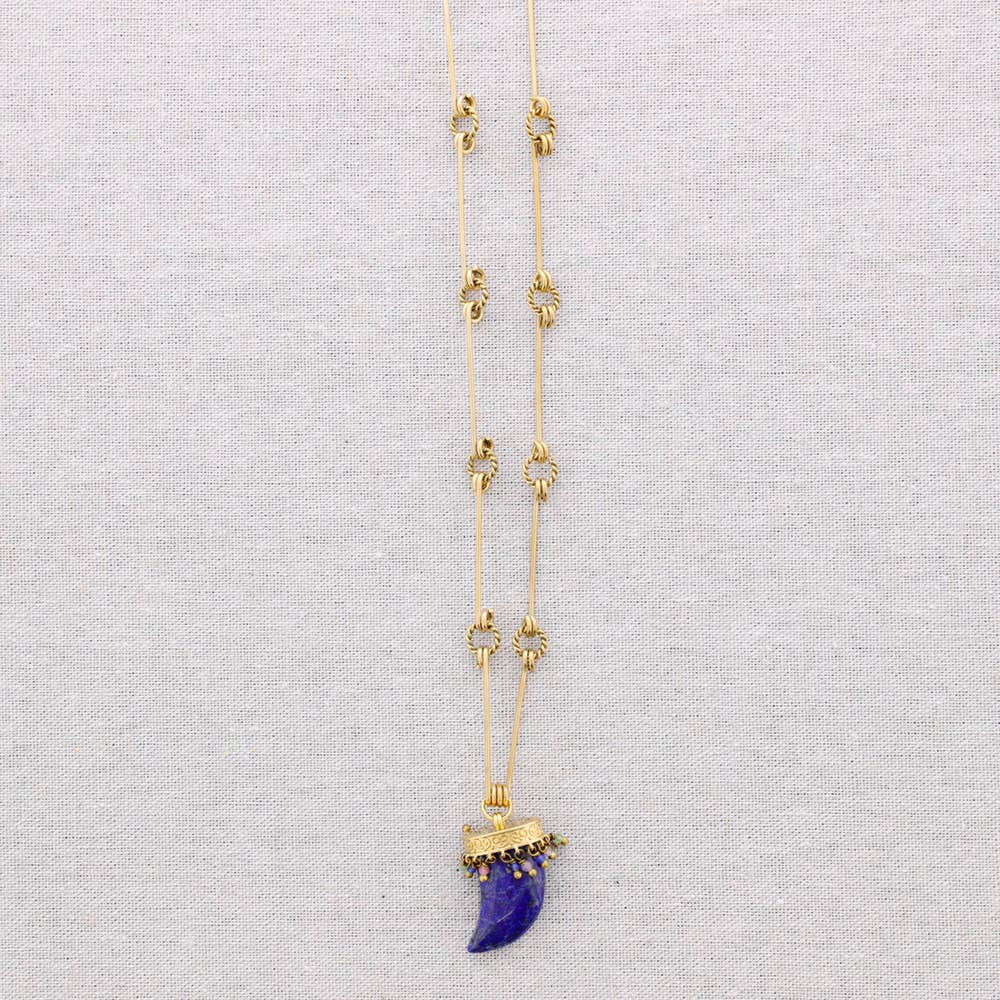 Collana lunga con ciondolo in corno di pietra