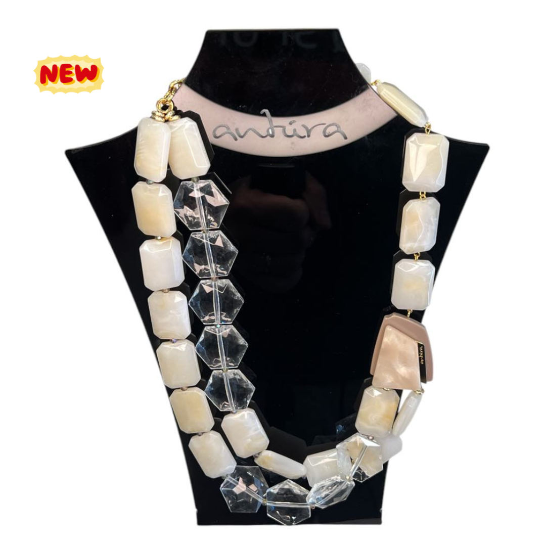Collana lunga con elementi in resina