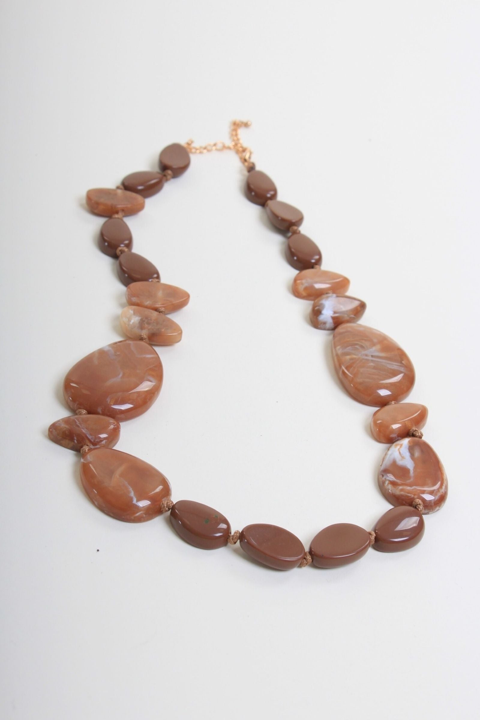 Collana lunga effetto marmorizzato