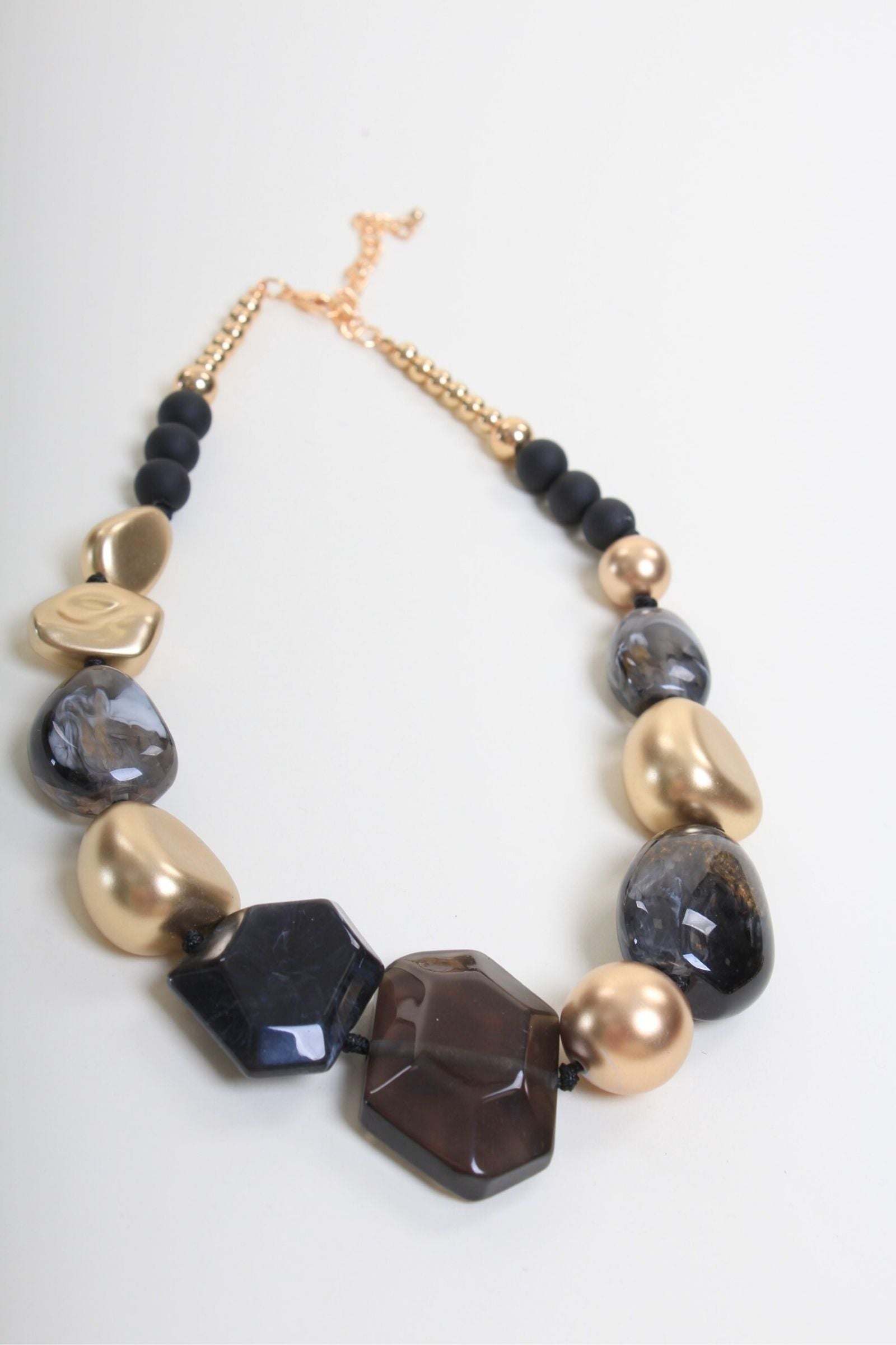 Collana con elementi irregolari