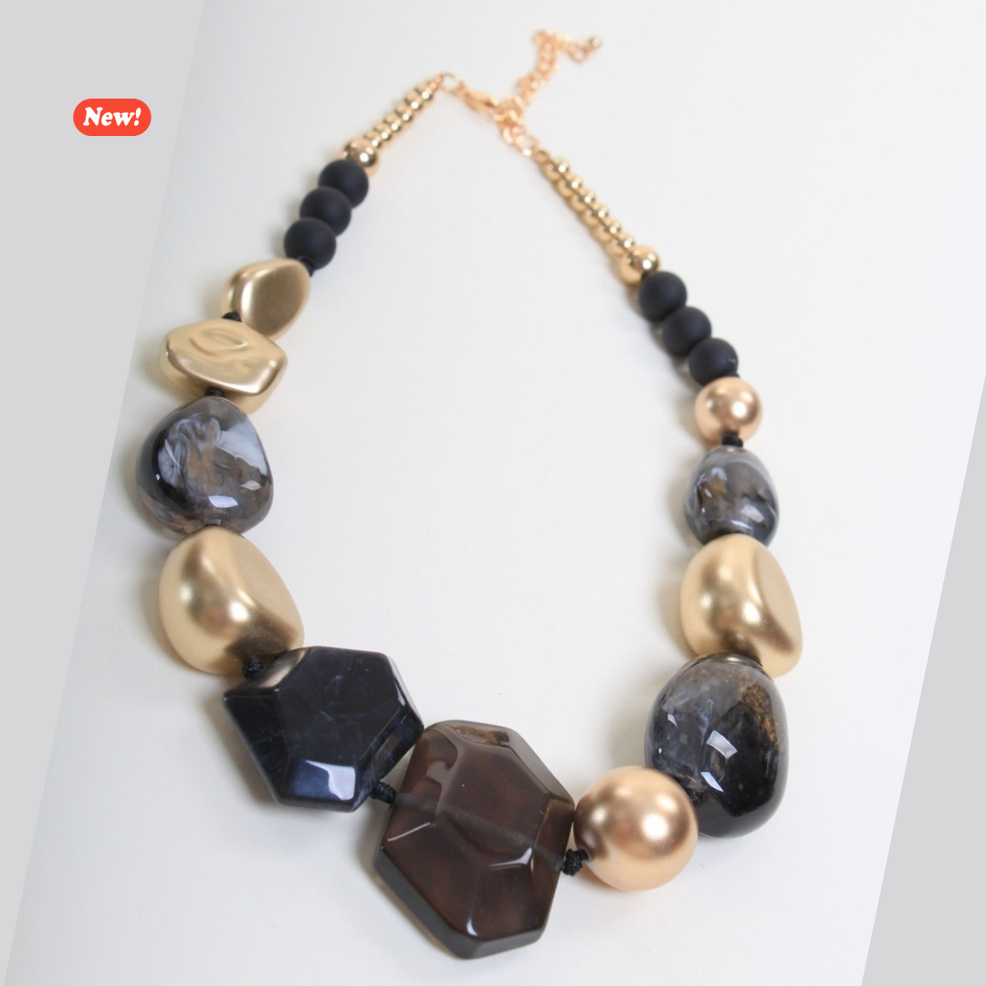 Collana con elementi irregolari