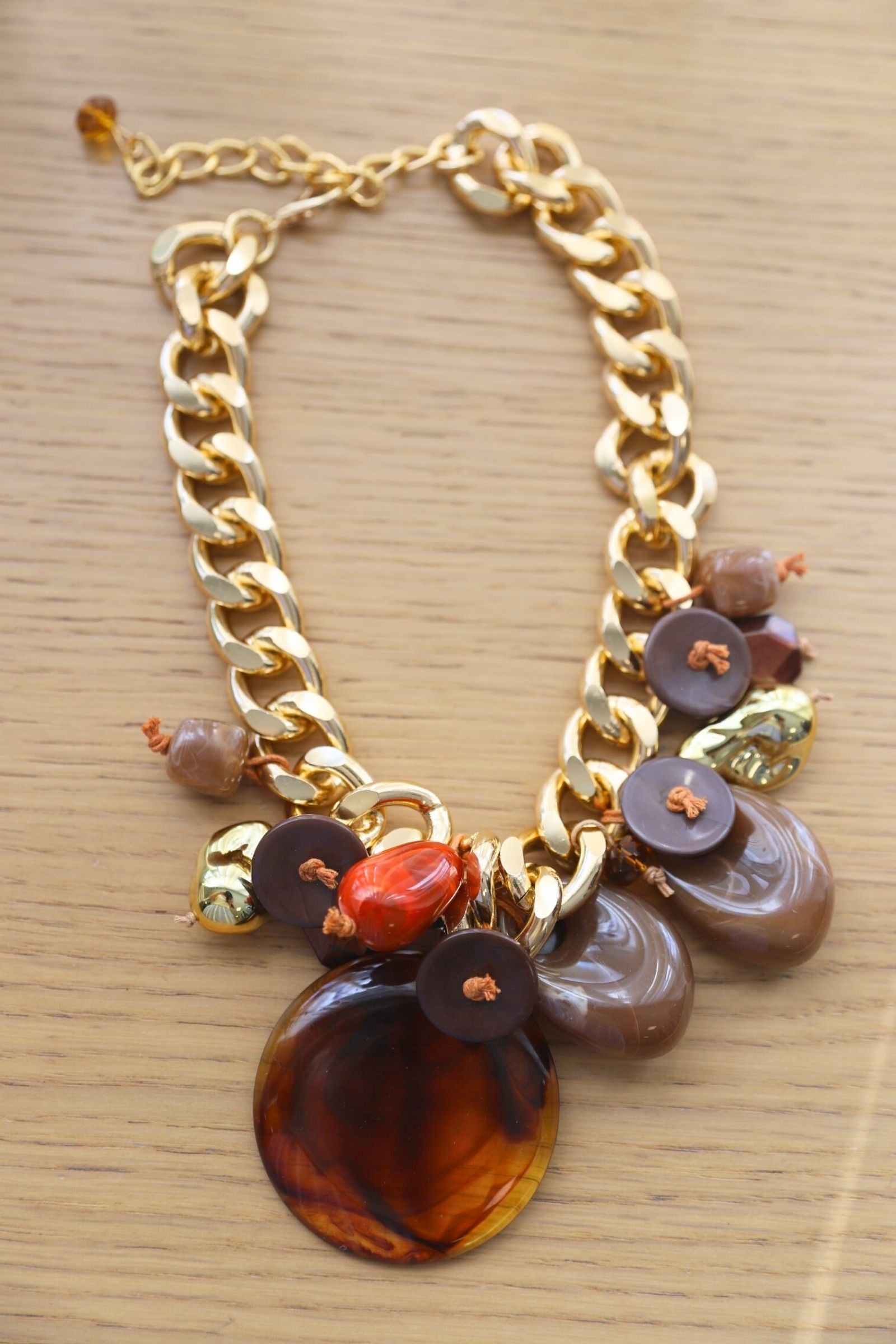 Collana maxi con ciondoli in resina