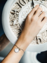 Load image into Gallery viewer, Bracciale orologio di Cenerentola “Allo scoccare della mezzanotte”
