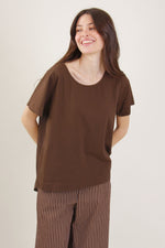 Carica l&#39;immagine nel visualizzatore di Gallery, T-Shirt in  cotone asimmetrica
