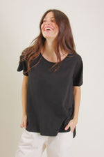 Carica l&#39;immagine nel visualizzatore di Gallery, T-Shirt in  cotone asimmetrica
