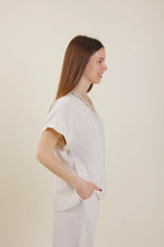 Carica l&#39;immagine nel visualizzatore di Gallery, Blusa di lino scollo a V
