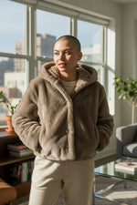 Load image into Gallery viewer, Giubbotto in Eco-pelliccia con cappuccio
