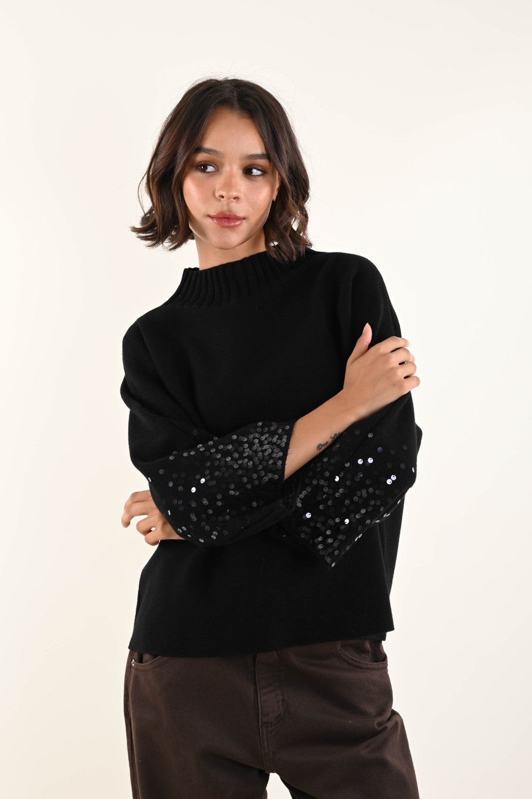 Maglia con maniche decorate da paillettes