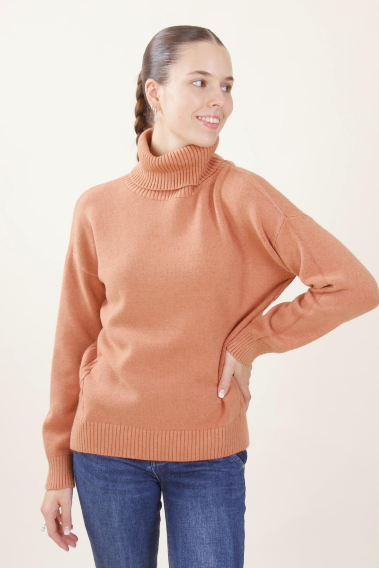 Maglione a collo alto con treccia