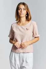 Load image into Gallery viewer, Maglia in lino con rosellina
