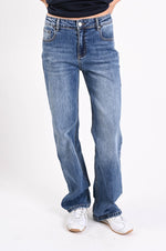 Carica l'immagine nel visualizzatore di Gallery, Jeans bootcut cinque tasche
