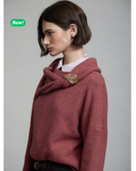 Load image into Gallery viewer, Maglione con sciarpa e spilla dorata
