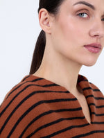 Carica l'immagine nel visualizzatore di Gallery, Maglione con righe a contrasto
