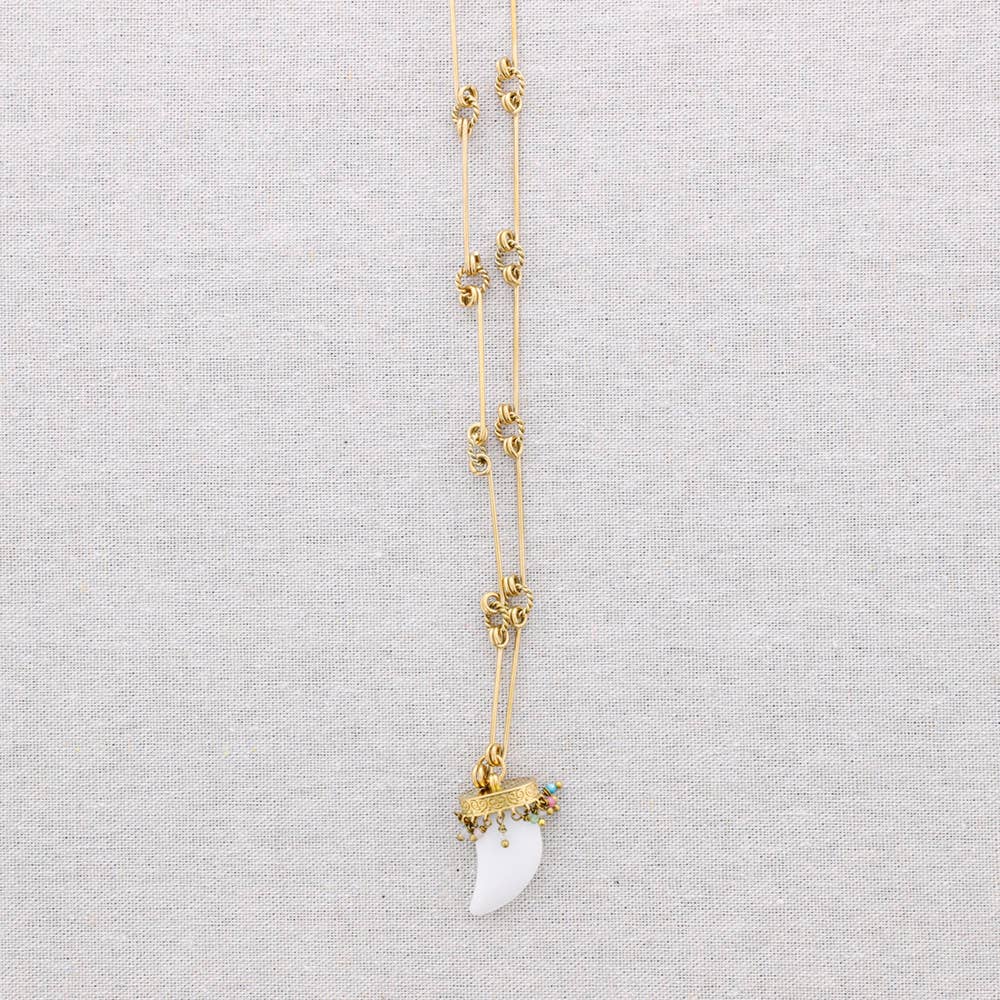 Collana lunga con ciondolo in corno di pietra