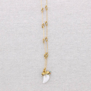 Collana lunga con ciondolo in corno di pietra