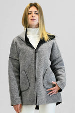 Carica l'immagine nel visualizzatore di Gallery, Cappotto con due tasche sul davanti
