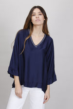 Load image into Gallery viewer, BLUSA DETTAGLI IN LUREX SCOLLO A V
