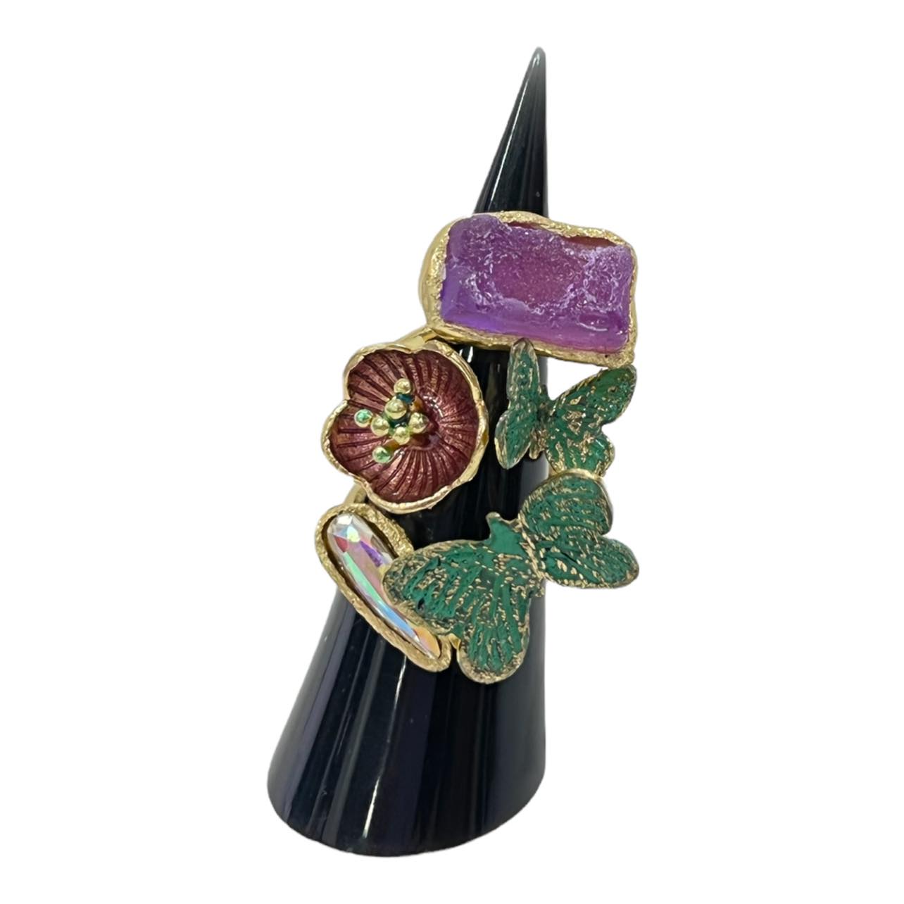 Anello bronzato con farfalle, fiore rosso e smalto viola, collezioni Kalliope 2022.