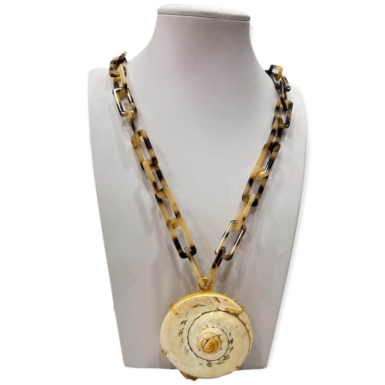 Collana con conchiglia